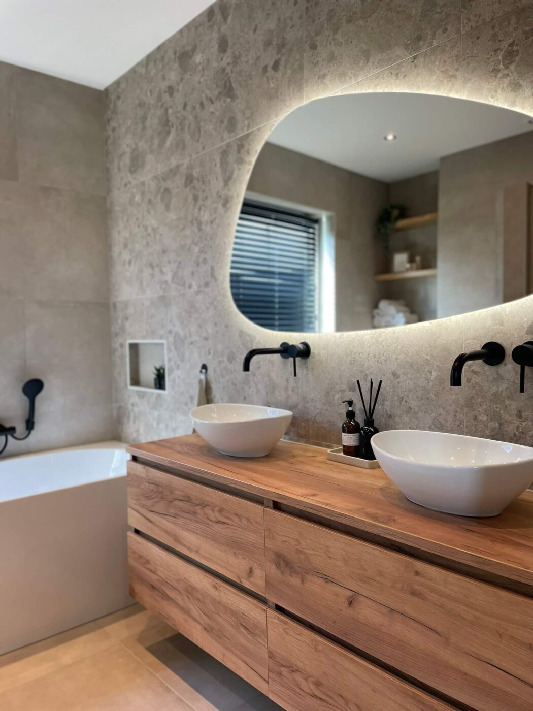 Badkamer-eikennhout-en-beige-met-zwarte-accenten.