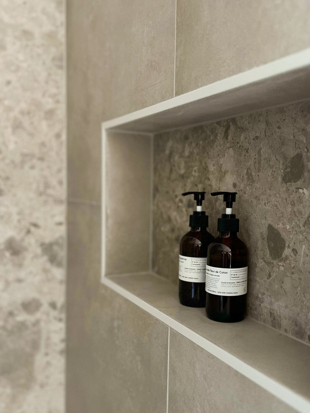 Douche-nis-badkamer-beige-en-terrazzo-