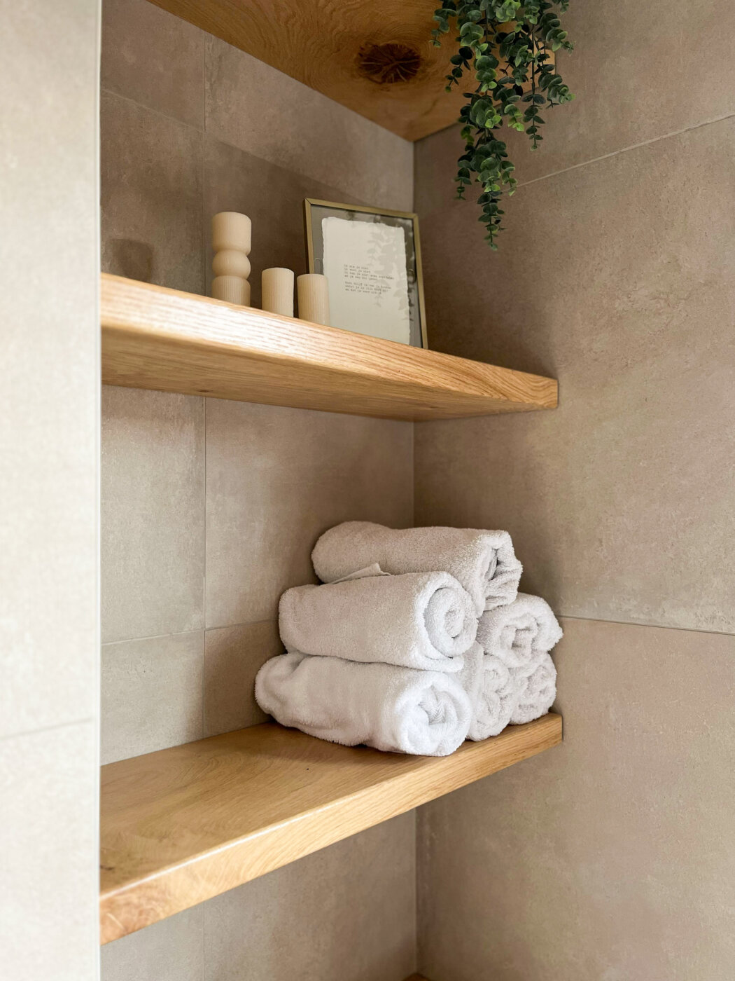 Nis-met-houten-plankjes-in-badkamer-