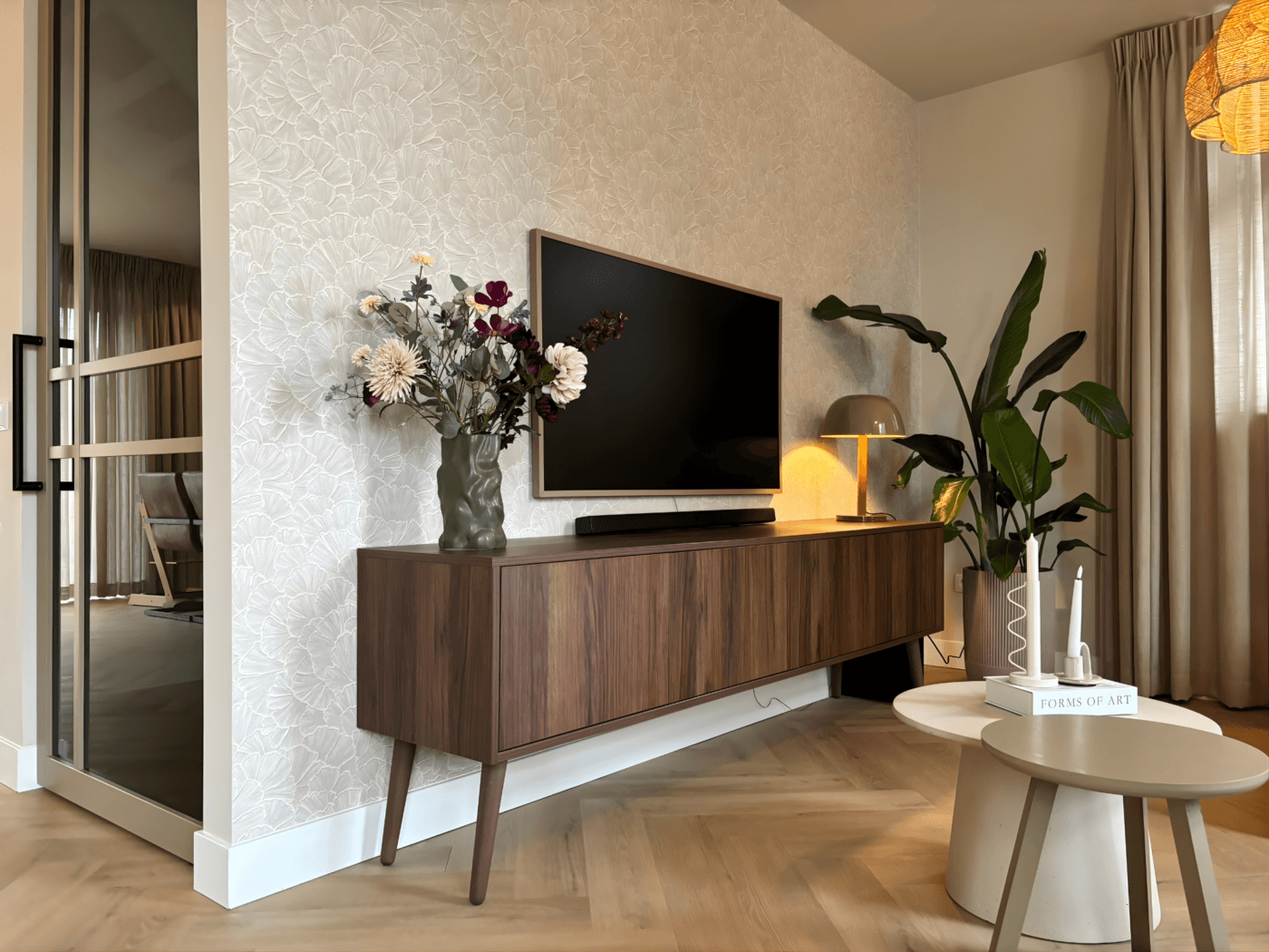 Japandi woonkamer beige walnoot interieur