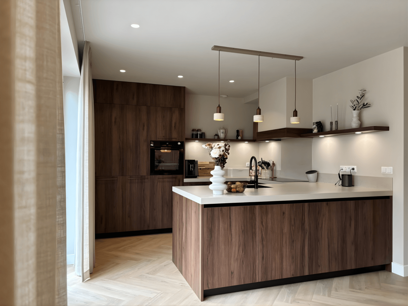 Japandi keuken met walnoot kasten en licht werkblad
