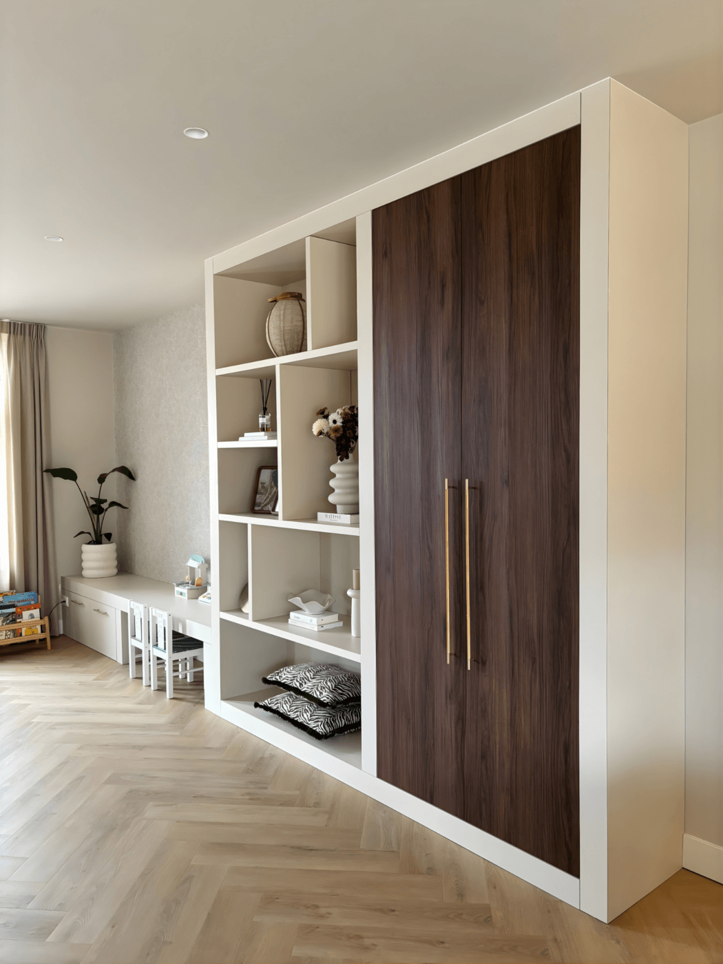 
Sfeervolle-japandi-vakkenkast-met-beige-en-walnoot